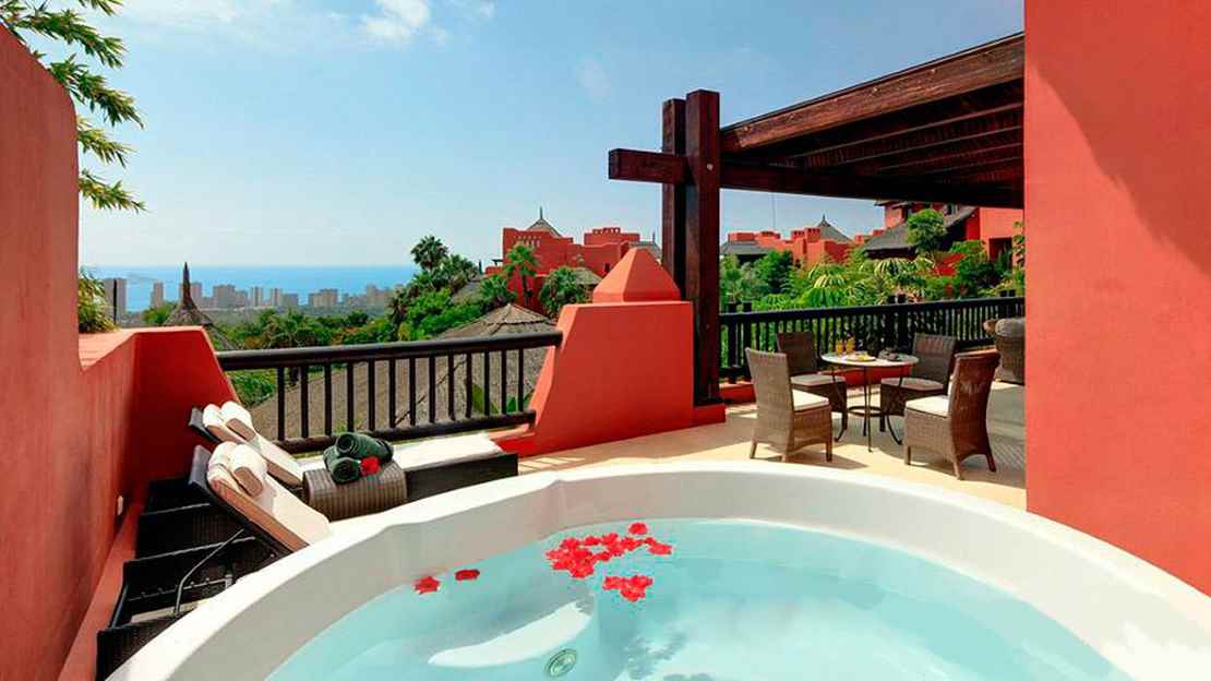 Deluxe Suite with a Hot Tub